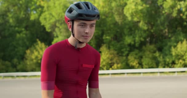 男性青少年戴着太阳镜 骑自行车 松软聚焦慢动作 准备在公园里进行新鲜空气比赛 — 图库视频影像