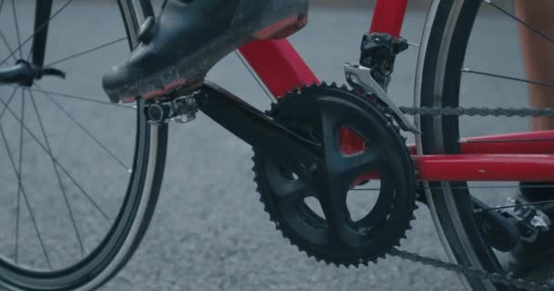 Joven Poner Los Pies Los Pedales Comenzar Montar Bicicleta Piernas — Vídeo de stock