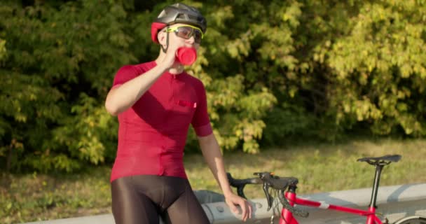 Joven Ciclista Masculino Caucásico Ropa Ciclismo Casco Tomando Descanso Beber — Vídeo de stock