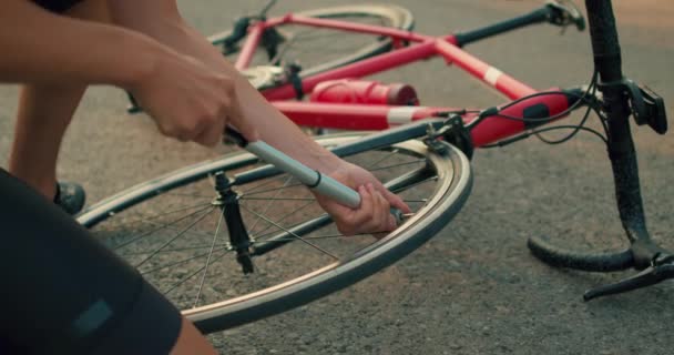 Крупный План Мужчины Руки Надуть Колесо Сломанного Велосипеда Ручным Насосом — стоковое видео