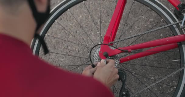 Чоловік Ремонтує Підтримує Велосипед Перемикач Передач Крупним Планом Обрізаний Повільний — стокове відео