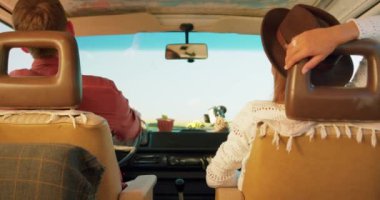 Genç bir aile seyahatte. İlişkisi olan iki turist karavanda iyi vakit geçiriyor. Arkadaşlarla tasasız bir hafta sonu, macera, modern erkek ve kadın motorlu ev araçlarını sürerler ve keyfini çıkarırlar.