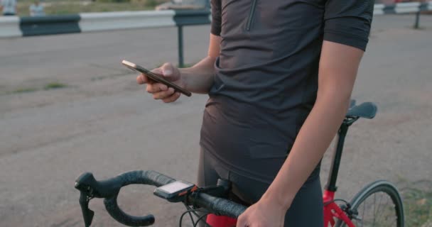 Giovane Atleta Che Utilizza Smart Phone Durante Allenamento Bicicletta Esercizio — Video Stock