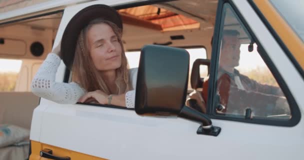 Szczęśliwa Zrelaksowana Nieostrożna Dziewczyna Wychylona Przez Okno Samochodu Ciesząca Się — Wideo stockowe