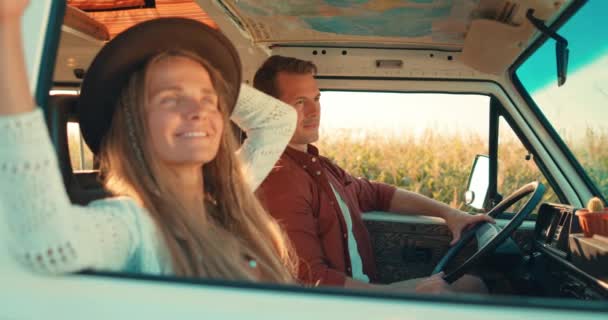 Gelukkig Glimlachend Familiebusje Genieten Van Het Plattelandsleven Reis Reizen Liefde — Stockvideo