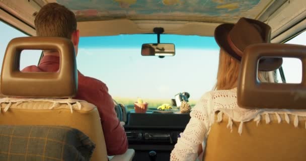 Genç Bir Aile Uzun Yolculukta Dinleniyor Çift Çay Içiyor Minibüsün — Stok video