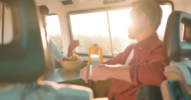 Hoş Genç Bir Çift Karavanda Oturuyor Çay Içiyor Meyve Yiyor — Stok video