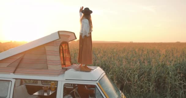 Belle Femme Heureuse Détendue Négligente Dansant Sur Dessus Camping Car — Video