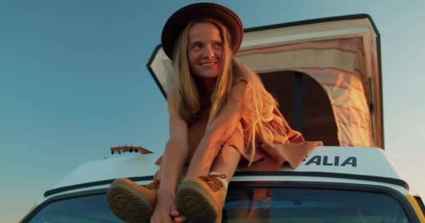 Ευτυχισμένος Παιδαριώδης Hipster Κορίτσι Στο Καπέλο Και Φόρεμα Κάθεται Στην — Αρχείο Βίντεο