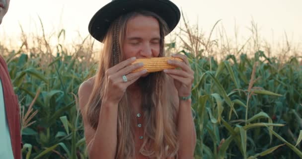 Молода Усміхнена Жінка Капелюсі Сонячному Одязі Насолоджується Їжею Солодкого Смачного — стокове відео