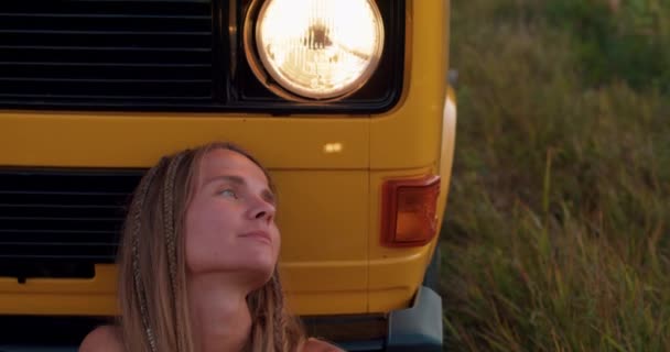 Retrato Cerca Joven Cansada Chica Caucásica Sonriente Disfrutando Viaje Noche — Vídeos de Stock