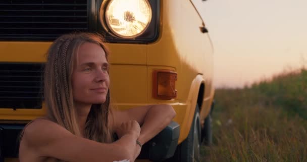 Uvolněné Blondýny Žena Těší Krásu Krajiny Sedí Blízkosti Retro Žluté — Stock video