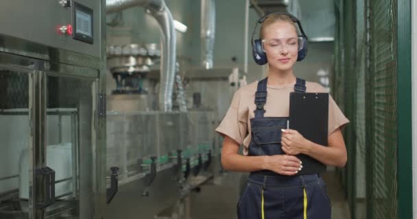 在杀虫剂的实验室实验中 有自信的金发女领袖人物科学家与机械的文件夹控制工作 慢动作 女人控制着产品的质量职业 — 图库视频影像