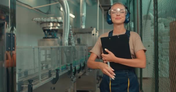 Sorrindo Feliz Bela Trabalhador Indusccial Óculos Fone Ouvido Desfrutando Tempo — Vídeo de Stock