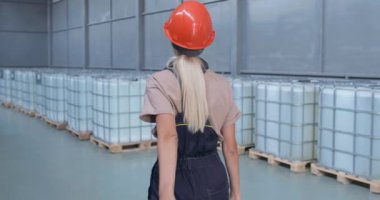 Fabrika işçisi depoda büyük şişelerle el arabasını çekiyor, yarışmacılar genç beyaz kadın el çantası raflarını itiyor. - Evet. Yavaş Hareket geri görünümü