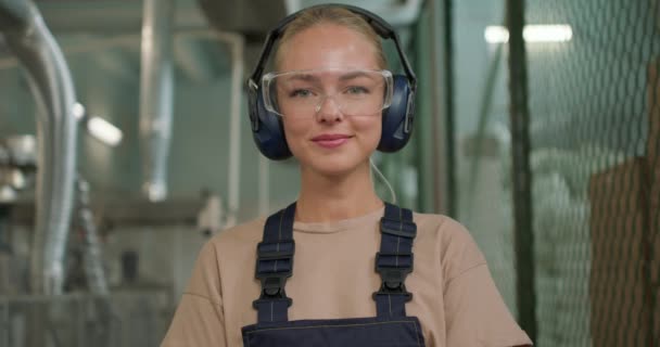 Başarılı Gülümseyen Başarılı Kadın Işçi Endüstriyel Fabrika Deposunda Dinleniyor Kameraya — Stok video
