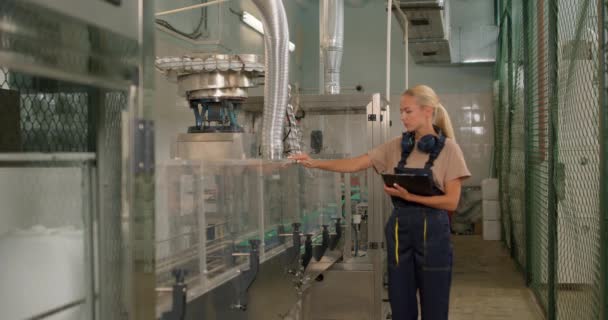 Serio Engeener Femminile Sta Lavorando Esperimento Laboratorio Sui Pesticidi Ragazza — Video Stock