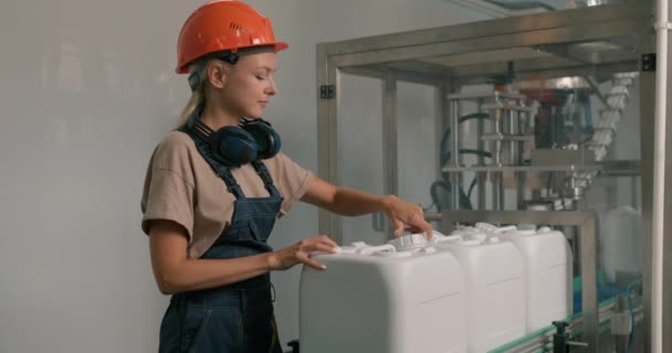 女工准备酒瓶出售 企业慢动作 包装交付 包裹运输系统概念 Agrochemical公司 — 图库视频影像