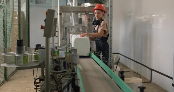 努力工作的金发女人在包装线上工作 准备包装好的瓶子供使用 传送带上的担架 慢动作 — 图库视频影像