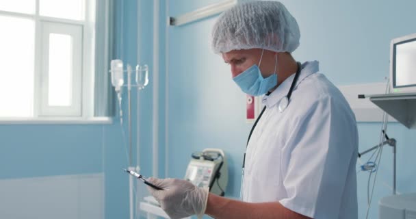 Medic Care Uită Dosarul Clipboard Locul Muncă Specialist Medical Care — Videoclip de stoc