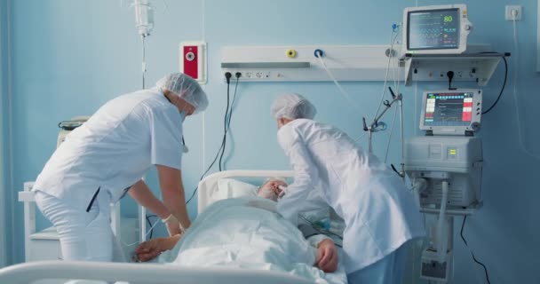 Donne Medici Uomo Affrettano Aiutare Paziente Malato Moderno Trattamento Clinico — Video Stock