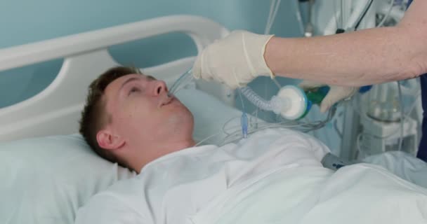Hombre Puso Tubos Boca Los Pacientes Durante Realización Cirugía Enfermera — Vídeos de Stock