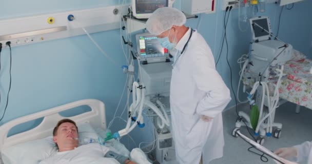 Profesjonalny Stary Lekarz Pielęgniarka Przybijający Piątkę Siebie Uśmiechając Się Szpitalu — Wideo stockowe