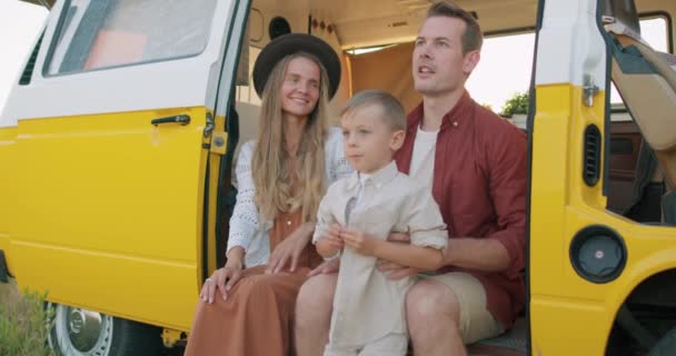 Gaie Femme Homme Heureux Leur Fils Assis Camping Car Avoir — Video