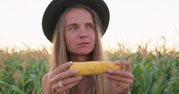 Молодая Красивая Женщина Шляпе Получает Удовольствие Поедания Сладкой Кукурузы Летом — стоковое видео