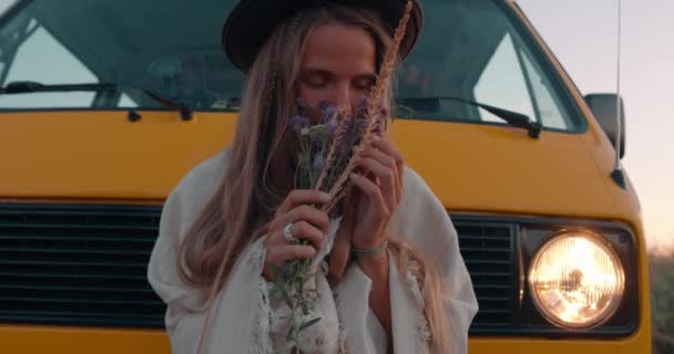 Atrakcyjna Dziewczyna Jest Szczęśliwa Aby Uzyskać Kwiaty Chłopaka Dziewczyna Wącha — Wideo stockowe