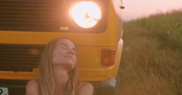 Spokojny Nieostrożny Blondynka Dziewczyna Siedzi Trawie Polu Opierając Się Van — Wideo stockowe
