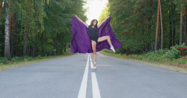 Junge Frau Tanzt Modern Jazz Ballet Road Outdoor Aktive Fit — Stockvideo