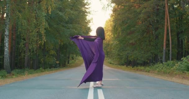 Fantazja Pełna Wdzięku Elastyczne Kobieta Królowa Taniec Trzymając Fioletowy Tkaniny — Wideo stockowe