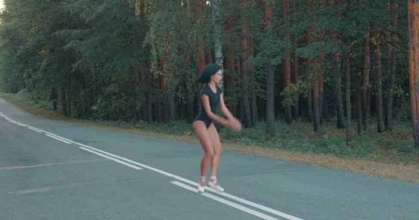 Elastyczne Utalentowana Kobieta Body Suit Szpikulce Robi Front Split Lesie — Wideo stockowe