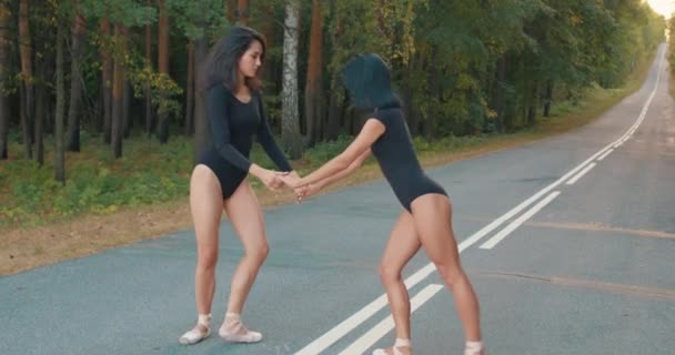 Elastyczne Tancerki Baletowe Kobiet Pozowanie Podnosząc Nogi Trzymając Się Ręce — Wideo stockowe