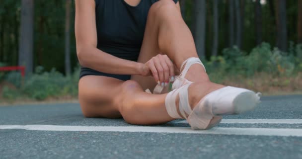 Bailarina Corte Delgado Irreconocible Usando Sus Zapatos Ballet Atando Cintas — Vídeos de Stock