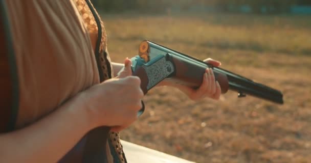 Mulher Segurando Recarregando Arma Rifle Vídeo Recortado Rapariga Carrega Bala — Vídeo de Stock