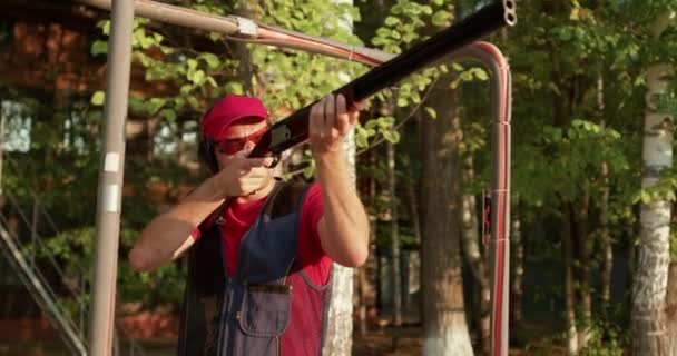 Jeune Homme Sérieux Tirant Fusil Sur Cible Tout Pratiquant Dans — Video