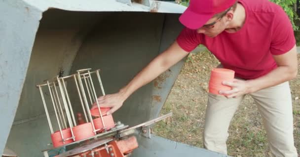 Jongeman Gebruik Clay Target Pigeon House Machine Equipment Voor Skeet — Stockvideo