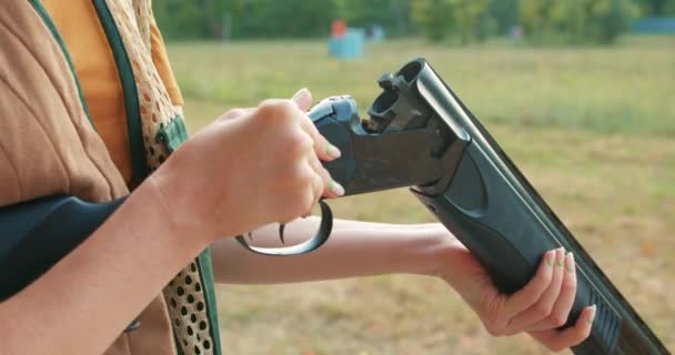 Jovem Mulher Colocando Cartuchos Uma Arma Antes Atirar Skeet Tiro — Vídeo de Stock