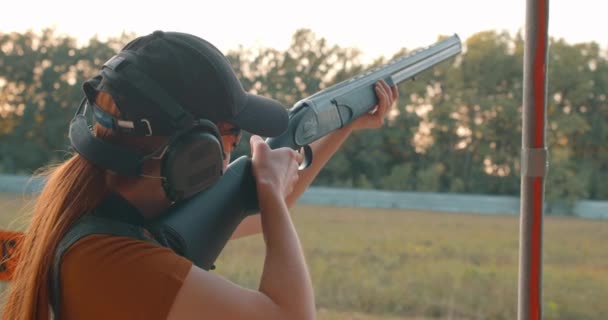 Young Woman Special Clothes Cap Sunglasses Jacket Learns Shoot Skeet — Stock Video
