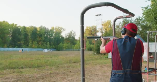Skeet Shooting Sport Vista Trasera Los Jóvenes Con Experiencia Masculina — Vídeos de Stock