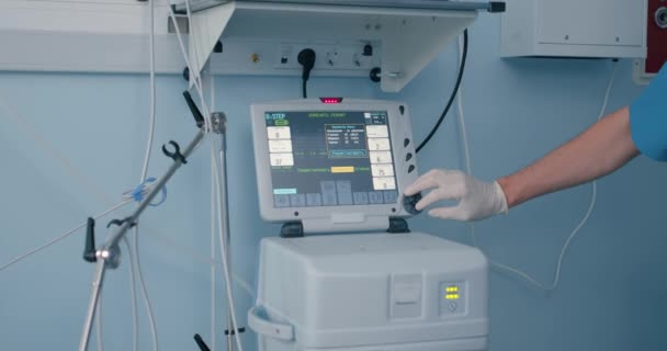 Icuにおける患者の男性看護師のモニタリングモニター付きのモダンな医療手術室スローモーションの画面上のグラフィックライン コロナウイルス Covid — ストック動画