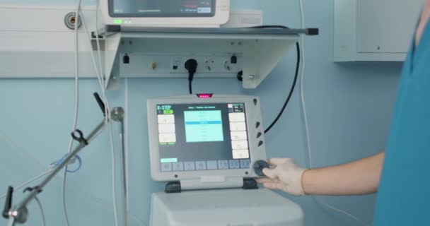 手術室の近代的な機器は 人体の状態の複数の兆候を示す 命を救うのに役立ちます 装置の動作を制御する医師 現代の人工肺換気装置 — ストック動画