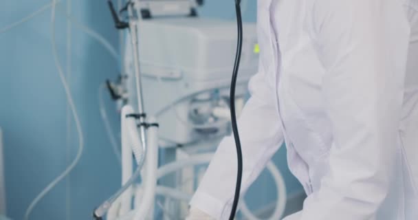 Enfermera Con Estetoscopio Haciendo Visita Chequeo Para Paciente Anciano Acostado — Vídeos de Stock