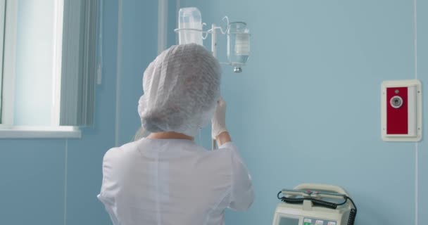 Медсестра Положить Капельницу Старому Бледному Мужчине Раком Лежал Больничной Койке — стоковое видео