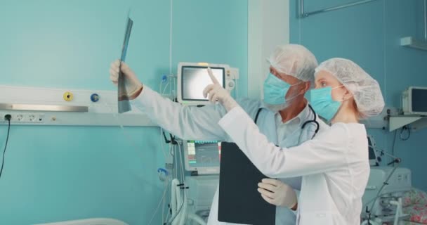 Uzman Tıp Uzmanları Yaşlı Adam Genç Kadın Hastaların Akciğer Taramasını — Stok video