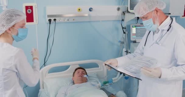 Médico Velho Que Prescrição Médica Enfermeira Homem Fraco Está Deitado — Vídeo de Stock