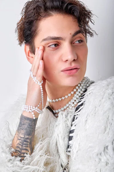 Joven Morena Hispano Gay Hombre Con Natural Maquillaje Mirando Lado — Foto de Stock
