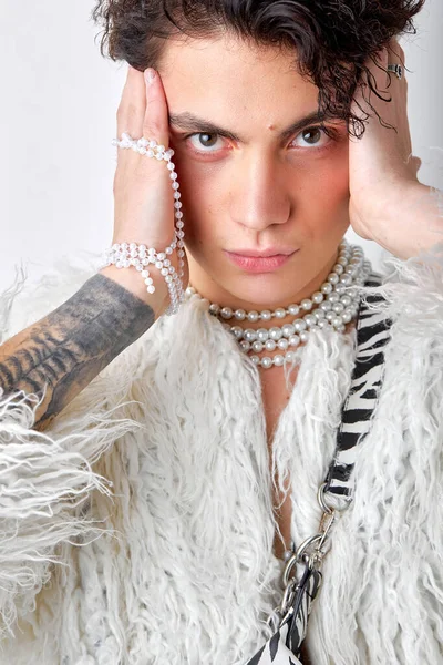 Ung Transsexuell Man Hbtq Som Kvinna Poserar Med Underbara Sätt — Stockfoto